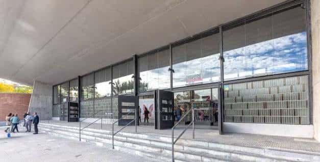 Entrada principal con escalinata y acceso a salas de eventos