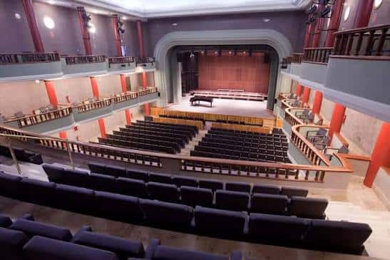 Interior del auditorio desde la parte trasera