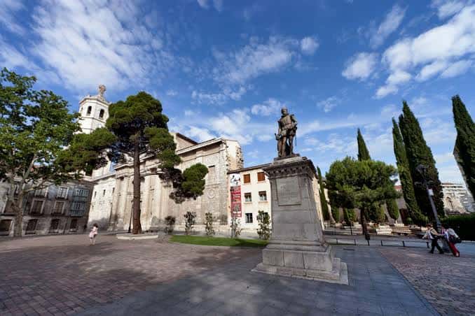 Vista panorámica de la Plaza de la Universidad con el monumento a Cervantes y la iglesia de San Pablo al fondo