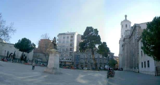 Plaza de la Universidad en Valladolid mostrando el monumento central y edificios históricos bajo cielo despejado