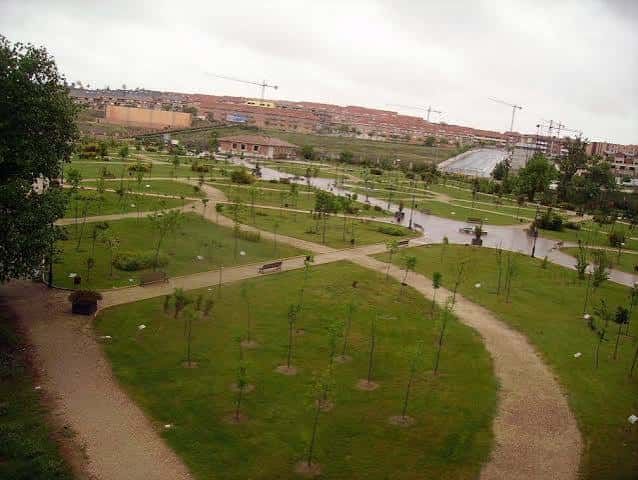 Vista panorámica del parque con senderos y zonas verdes