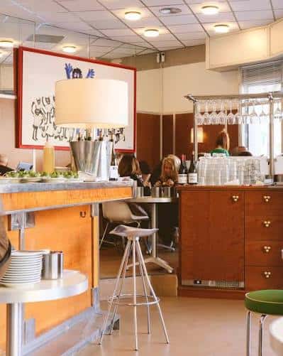 Área de barra del bar con decoración moderna y ambiente acogedor