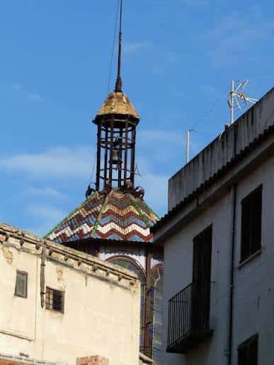 Vista exterior de la cúpula y campanario del Templo de la Reparación con azulejos multicolores