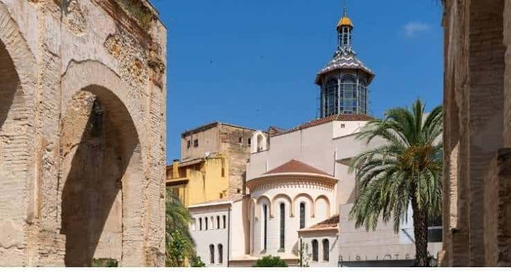 Fachada del Templo de la Reparación vista desde el antiguo teatro romano de Tortosa