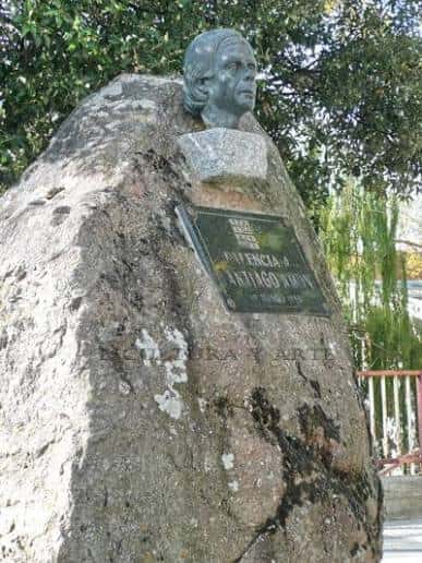 Monumento conmemorativo a Santiago Amón en piedra con busto