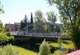 Puente metálico sobre el río en el Parque de Santiago Amón