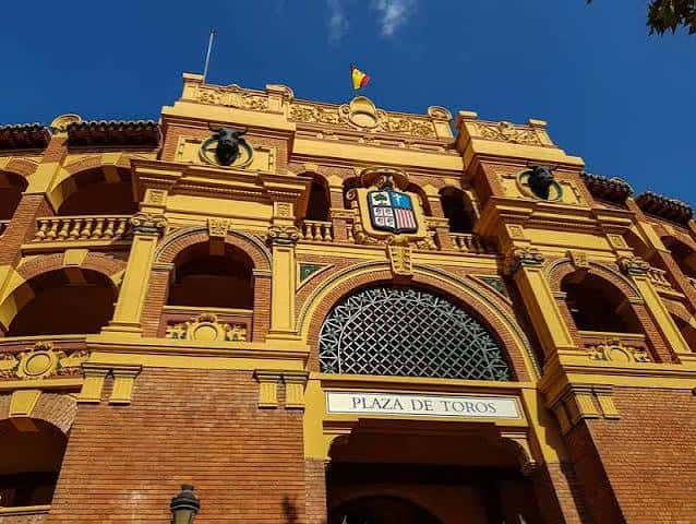 Detalle arquitectónico de la fachada principal con escudo y letrero 'Plaza de Toros'