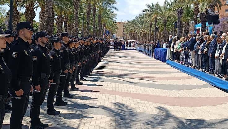 Vista panorámica del Paseo de la Policía Nacional con formación policial y público asistente