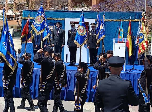Ceremonia de izamiento de banderas en el escenario del Paseo de la Policía Nacional