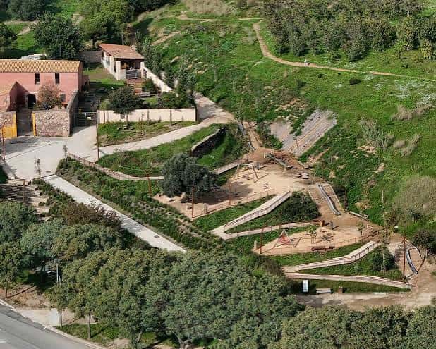Vista aérea del parque mostrando la integración de la naturaleza y las zonas de juego