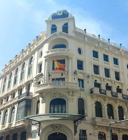 Fachada principal del Centro Cultural de los Ejércitos en Sevilla con bandera española