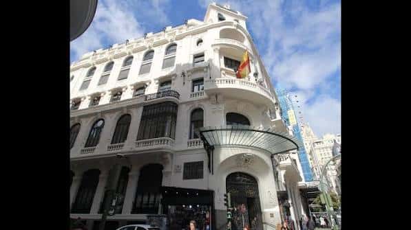 Vista exterior del edificio desde la calle, mostrando su arquitectura clásica y entrada
