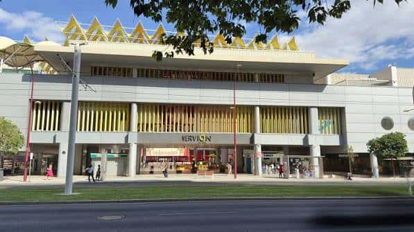 Fachada moderna del centro comercial Nervión con detalles arquitectónicos en amarillo