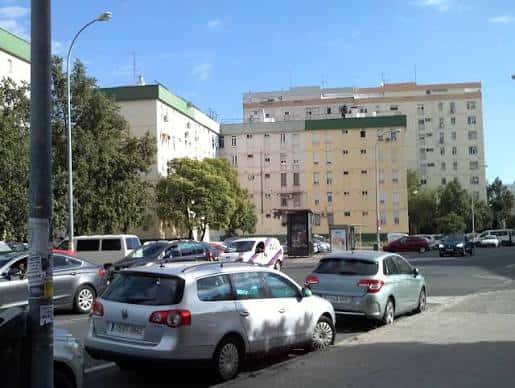 Vista urbana de edificios residenciales y aparcamiento en el barrio San Pablo