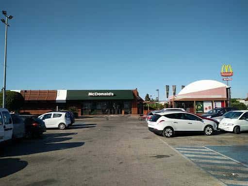 Vista exterior del restaurante McDonald's en Sanlúcar de Barrameda con aparcamiento