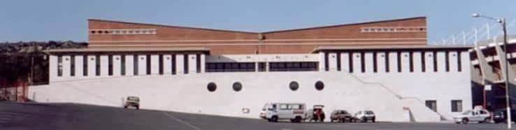 Fachada exterior del Pavelló Club Gimnàstic de Tarragona durante el día
