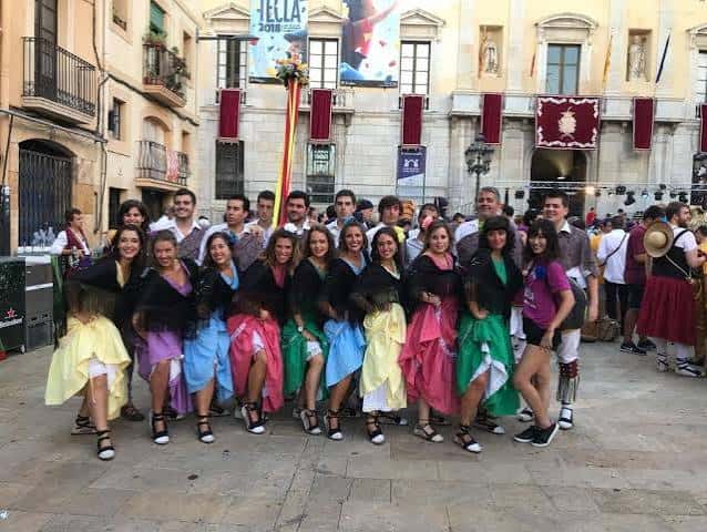 Grupo de bailarines del Ball de Gitanes en la Plaza de la Font durante el Vermut Electrònic