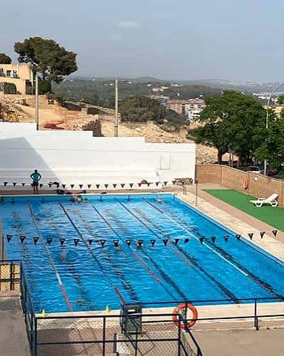 Vista panorámica de la piscina exterior del Club Natació Tàrraco con el mar al fondo