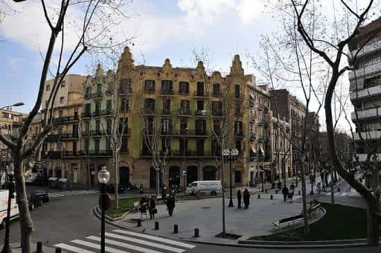 Plaza en la intersección de Rambla del Poblenou y Carrer de Pere IV con edificios históricos