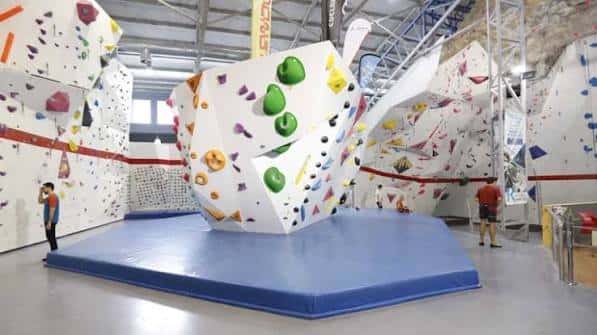 Vista interior del rocódromo con muros de escalada y obstáculos centrales