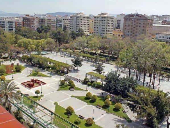 Vista aérea del parque con zonas ajardinadas y caminos