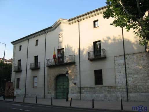 Fachada principal del Archivo de la Real Chancillería con balcones y banderas