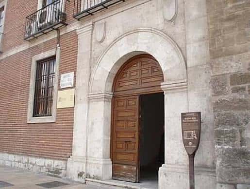 Entrada arqueada de madera del Archivo de la Real Chancillería con señalización