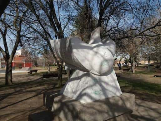 Escultura abstracta blanca en el parque