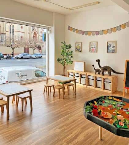 Interior luminoso de Tiny Town con mobiliario infantil y decoración festiva