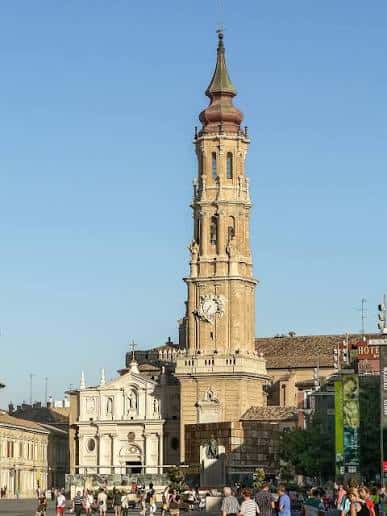 Vista exterior de la Catedral del Salvador con su torre y fachada principal