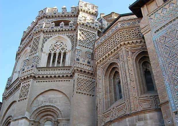 Detalle arquitectónico gótico-mudéjar en el ábside de la catedral