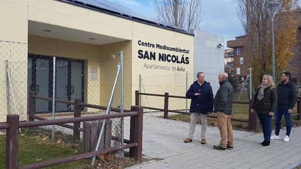 Vista exterior del Centro Medioambiental San Nicolás con su fachada y letrero institucional