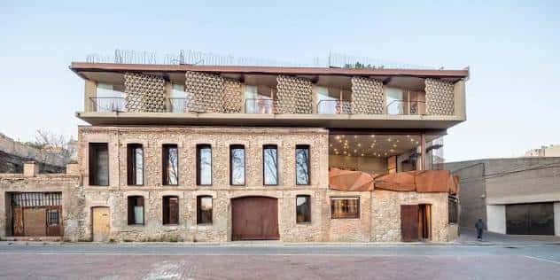 Vista exterior completa del Hotel Somiatruites en Igualada