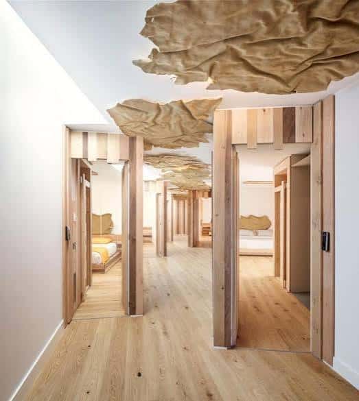 Interior con diseño arquitectónico único y detalles de madera