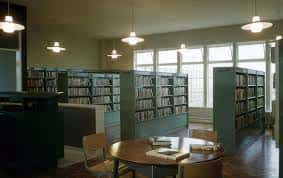 Vista del espacio interior de la biblioteca con iluminación natural
