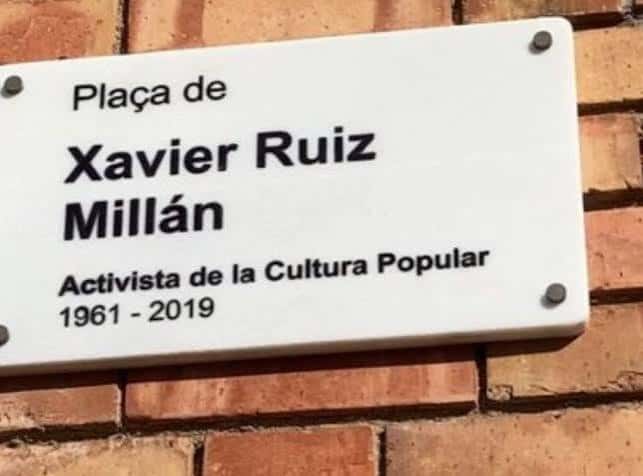 Placa conmemorativa en honor a Xavier Ruiz Millán, activista de la cultura popular