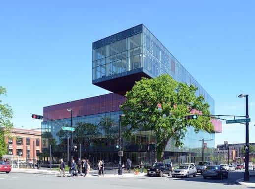Vista exterior diurna de la Halifax Central Library con su distintiva estructura de cristal y acero