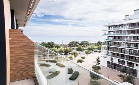 Vista panorámica de la Plaça de Margarita Salas desde un balcón con el mar al fondo