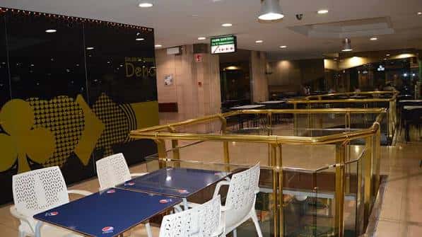 Área de mesas en el interior de la cafetería Dendaraba