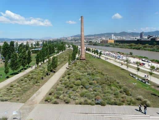 Vista panorámica del Parc del Riu con el antiguo chimenea industrial y el río Llobregat