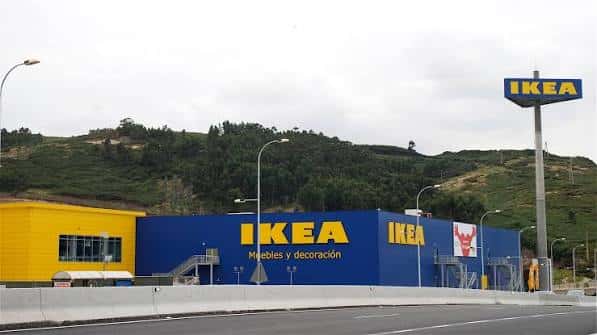 Vista exterior del IKEA A Coruña con su icónica fachada azul y amarilla