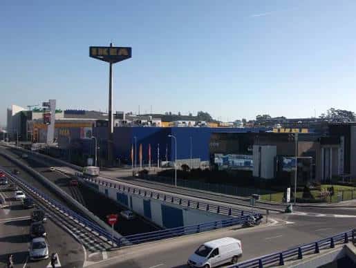 Panorámica del centro comercial IKEA desde una vía elevada en un día soleado