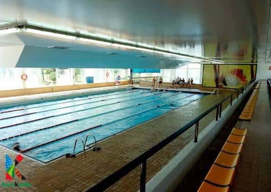 Piscina cubierta del polideportivo con carriles y zona de espectadores