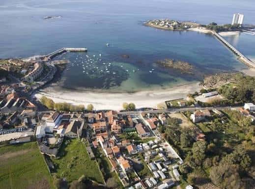 Vista aérea de la playa Canido en Vigo, mostrando su bahía protegida y el entorno urbano
