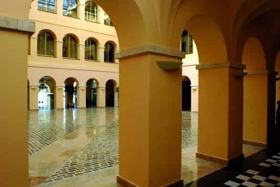 Vista del patio interior con arcos y columnas de la Diputación
