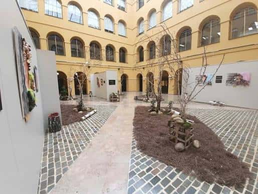 Patio central utilizado como espacio expositivo para eventos culturales