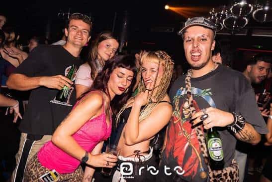 Grupo de amigos divirtiéndose en la pista de baile de Roto Club