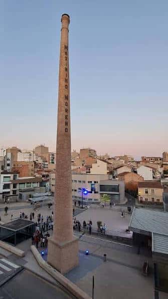 Vista panorámica de la chimenea de Maximino Moreno en la plaza al atardecer