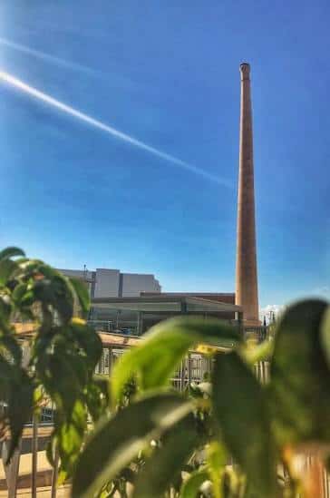 La chimenea de Maximino Moreno destacando contra el cielo azul