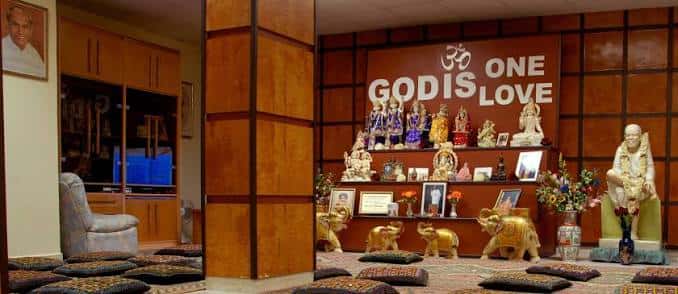 Interior del oratorio hindú en Melilla con estatuas de dioses y decoración tradicional